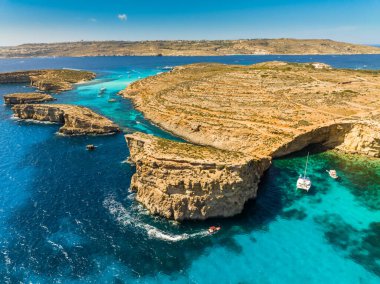 Comino Adası ve Kristal Göl 'ün insansız hava aracı görüntüsü. Malta adası