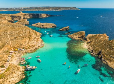 Maltese Adası, Comino Adası 'ndaki Mavi Göl' ün insansız hava aracı görüntüsü.