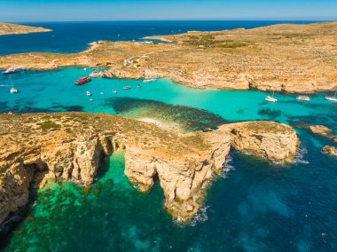 Comino adasının insansız hava aracı manzarası, ünlü Mavi Göl. Malta