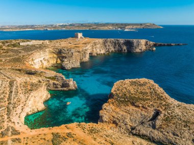 Comino Adası ve Kristal Göl 'deki kule görüntüsü. Malta adası