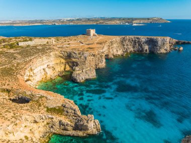 Comino Adası 'nın insansız hava aracı görüntüsü, Kristal Göl. Malta adası