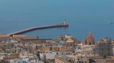 Valletta City 'deki büyük liman ve deniz feneri - Malta adasının başkenti. Yakından bak, deniz, tekne