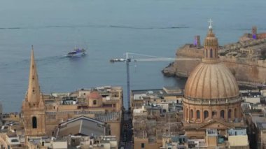 Valletta şehrindeki St. Paul Katedrali ve Kulesi - Malta adasının başkenti. Yakın görüntü, deniz.
