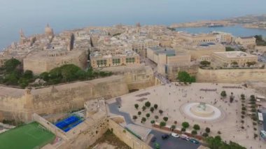 Valletta şehrinin insansız hava görüntüsü, Malta adasının başkenti.