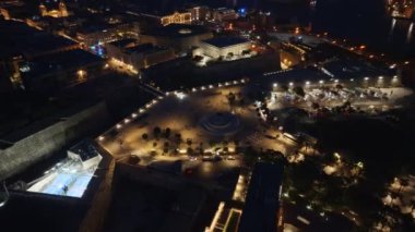 Valletta ve Fountain 'ın gece görüşü. Malta adası