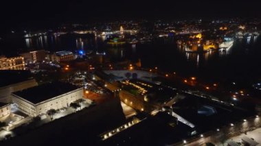 Valletta City, Floriana ve üç şehrin insansız hava aracı gece görüşü. Malta adası