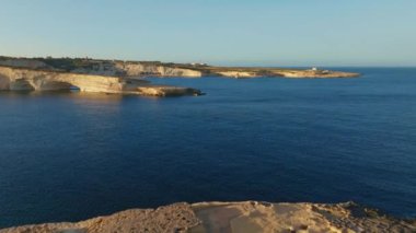 Doğal kaya penceresi, St. Peter 's Havuzu' nun yakınında, Malta adası. Drone görünümü