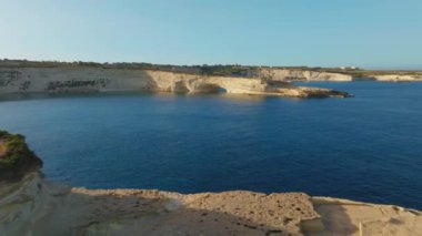Doğal kaya penceresi, St. Peter 's Havuzu' nun yakınında, Malta adası.