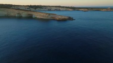 Hofriet Penceresi manzarası - doğa kayası penceresi, St. Peter 's Havuzu, Malta adası yakınlarında