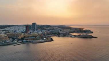 St. Julian şehri, kuleler. Drone Sunset Manzarası. Malta