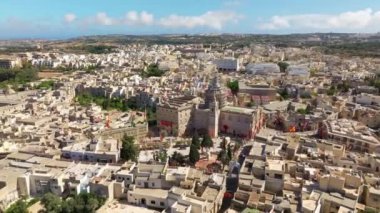 Rabat şehrindeki kilisenin insansız hava aracı manzarası, ziyafet dekorasyonu. Malta adası