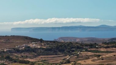 Gozo adasının insansız hava aracı manzarası, uçurumlar, Malta adası
