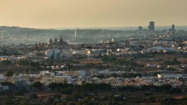 Maltese modern binalarının ve kilisenin insansız hava aracı görüntüsü, gün batımı