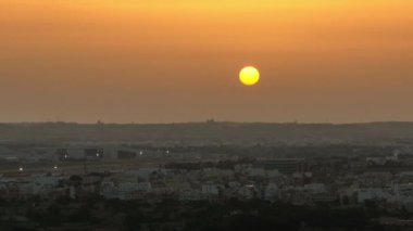 Malta adasının kırsal kesiminde gün batımı, insansız hava aracı manzarası