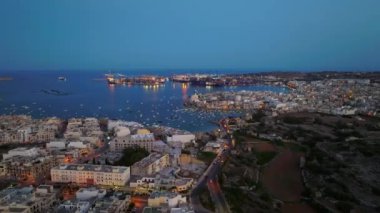Birzebbuga şehrinin, limanın, teknelerin, marinanın insansız hava aracı görüntüsü. Freeport, Malta Adası