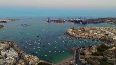 Birzebbuga şehri ve limanı, tekneleri, marinayı. Malta adası