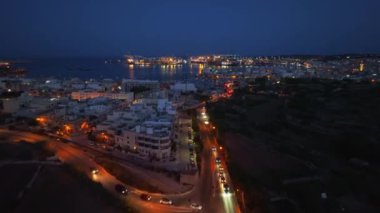 Birzebbuga şehrinin, limanın, teknelerin, marinanın insansız hava aracı görüntüsü. Freeport, Malta Adası
