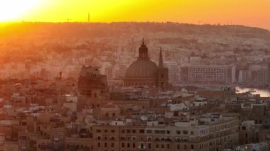 Valletta City, Malta 'daki ana katedralde gün batımını seyredeceğiz.