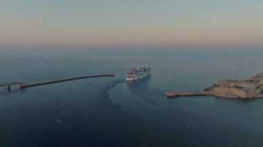 Gemi Valletta, Malta adasının büyük limanından ayrılıyor.