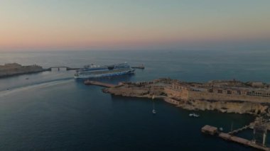 Valletta, Malta. Gemi Grand Harbour 'dan ayrılıyor. 