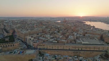 Valletta şehrinin İHA gün batımı manzarası - Malta adasının başkenti