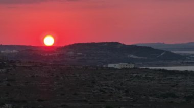 Kızıl günbatımı, güneş batışı. Malta adası