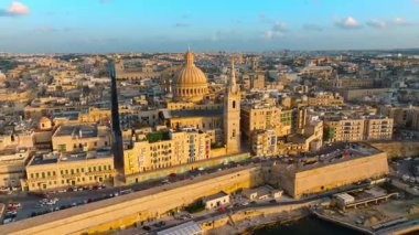 Valletta şehri - Malta adasının başkenti. Drone gün batımı görünümü