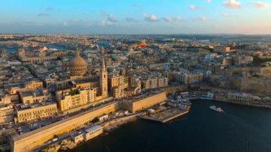 Valletta şehri - Malta adasının başkenti. Drone gün batımı görünümü