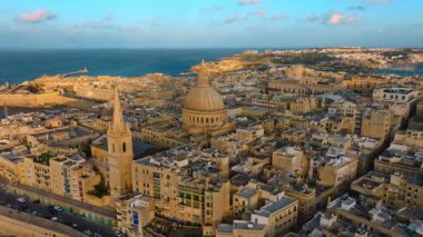 Valletta şehri - Malta adasının başkenti. Drone hava gün batımı görüntüsü