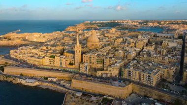 Valletta City, Malta adasının başkenti. Drone hava gün batımı görüntüsü