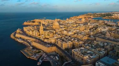 Valletta City, Malta adasının başkenti. Drone hava gün batımı görüntüsü