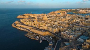 Valletta şehrinin hava aracı görüntüsü. Malta adasının başkenti, gün batımı