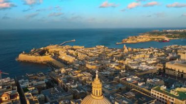 Valletta şehrinin insansız hava aracı görüntüsü. Malta adasının başkenti