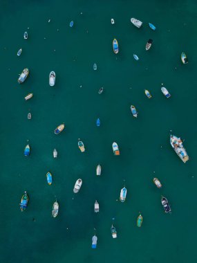 Geleneksel eski teknelerin insansız hava aracı görüntüsü, Marsaxlokk, Malta