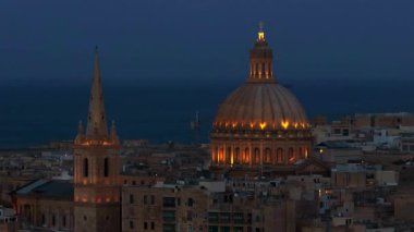Valletta City 'deki kilise kubbesinin gece görüşü. Malta adasının başkenti