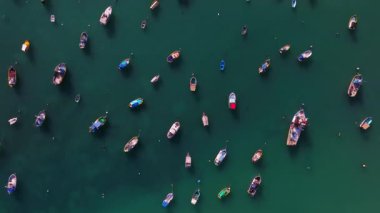 Geleneksel Malta eski teknelerinin insansız hava aracı görüntüsü, Marsaxlokk, Malta