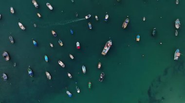 Geleneksel balıkçı teknesi Luzzu Marsaxlokk köyünde, Malta