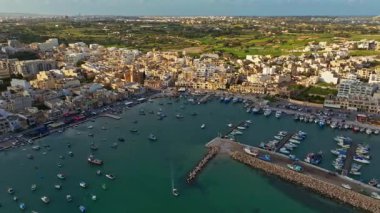 Malta 'nın ünlü Marsaxlokk balık köyü. Drone görünümü