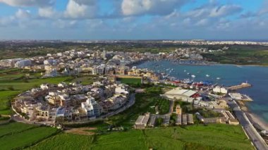 Malta 'nın ünlü Marsaxlokk balık köyü. Drone hava görüntüsü