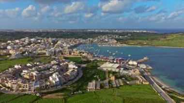 Marsaxlokk balık köyünün insansız hava aracı görüntüsü, Malta 