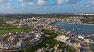 Malta adasındaki Marsaxlokk balık köyünün insansız hava aracı görüntüsü