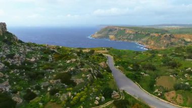 Yeşil tepeler ve tarlalar, deniz. Malta adasının doğa manzarası. Drone görünümü