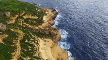 İnsansız hava aracı kayaları ve büyük dalgaları görüyor. Akdeniz, Malta