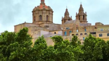 Mdina şehri, Malta adasının eski başkenti. Yeşil tarlalar, tepeler