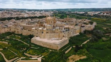 Mdina şehri - Malta adasının eski başkenti. Yeşil tarlalar, tepeler