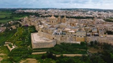 Mdina şehri, Malta adasının eski başkenti. Yeşil alanlar, tepeler, insansız hava aracı manzarası