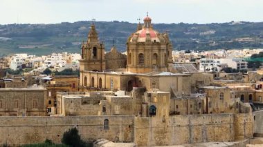 Mdina şehrinin insansız hava aracı görüntüsü, Malta adasının eski başkenti. Yeşil alanlar