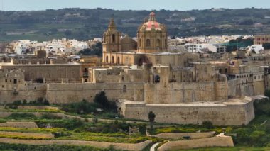 Mdina şehrinin insansız hava aracı görüntüsü, Malta adasının eski başkenti. Yeşil tarlalar, tepeler