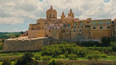 Mdina şehrinin insansız hava aracı manzarası, Malta adasının eski başkenti. Yeşil tarlalar, tepeler