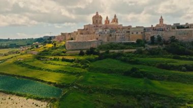 Mdina şehrinin insansız hava aracı manzarası, Malta adasının eski başkenti. Yeşil tarlalar, tepeler